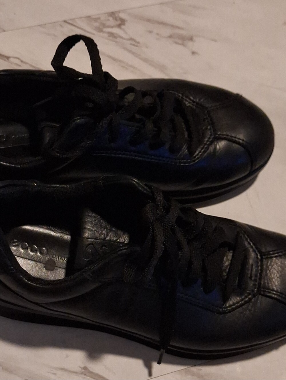 Women0's Black Leather Lace-Up Sneakers